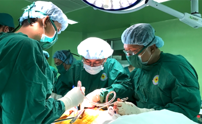 Bệnh viện Quận 11 báo động đỏ liên viện đến Bệnh viện Chợ Rẫy cứu sống bệnh nhân trong tình trạng nguy kịch do bị đâm thủng tim, phổi